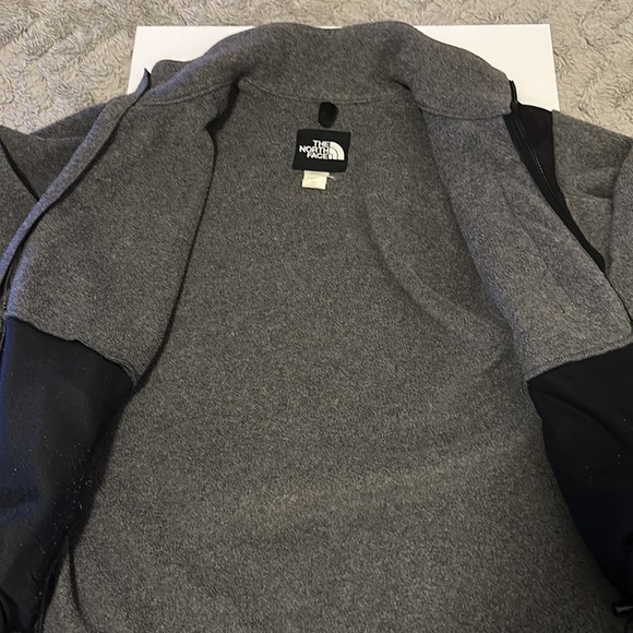 I am selling a Men’s/ Women’s unisex North face jacket - Picture 3 of 6
